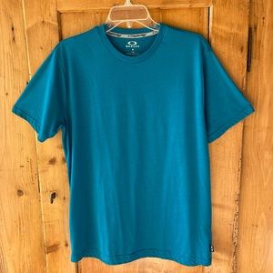 (L) Oakley Men’s T-shirt; no snags, pulls or stains; teal blue; good condition